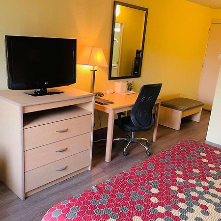 Super 8 By Wyndham Gloucester Gloucester City Eksteriør bilde
