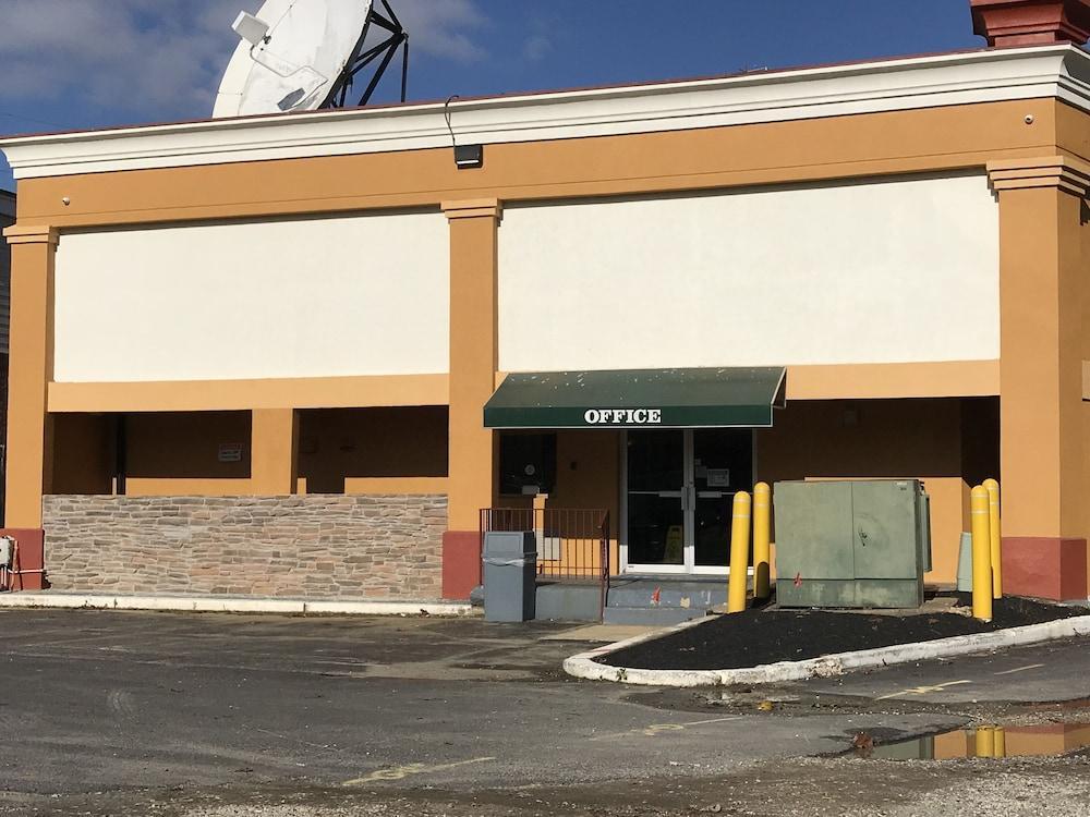 Super 8 By Wyndham Gloucester Gloucester City Eksteriør bilde