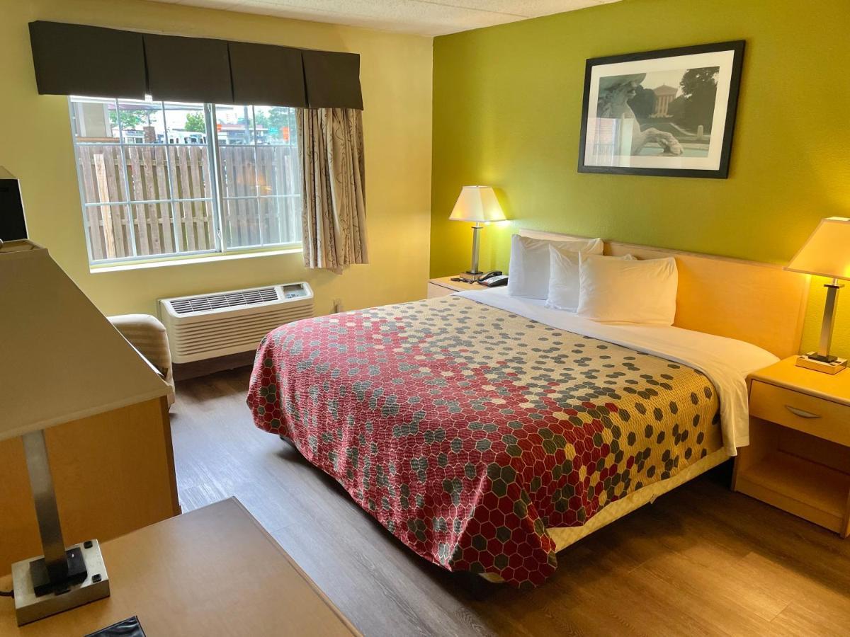 Super 8 By Wyndham Gloucester Gloucester City Eksteriør bilde