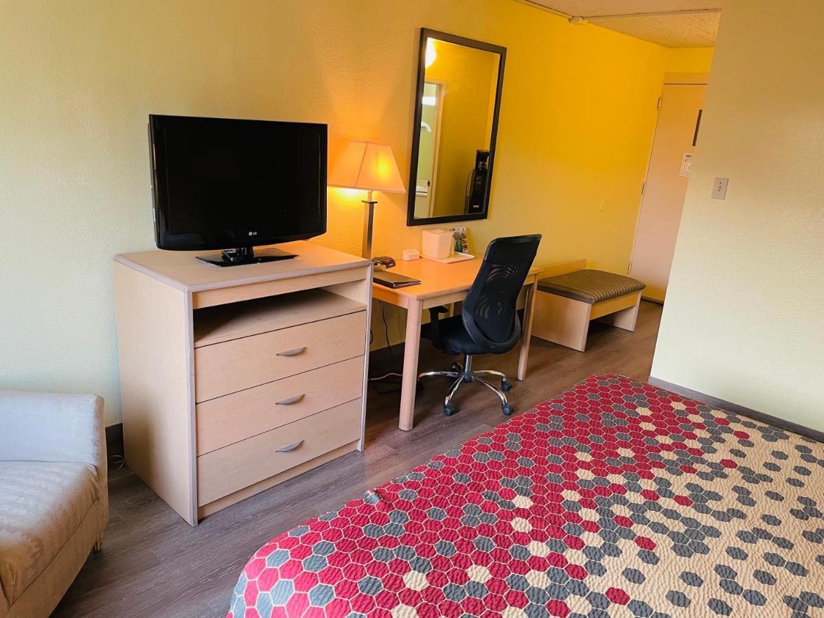 Super 8 By Wyndham Gloucester Gloucester City Eksteriør bilde