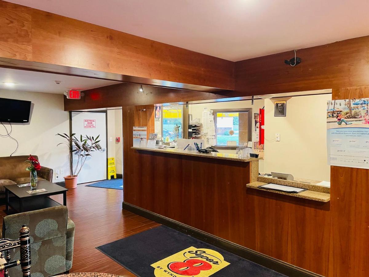 Super 8 By Wyndham Gloucester Gloucester City Eksteriør bilde