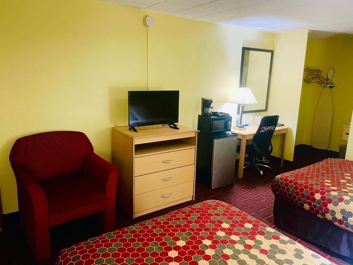 Super 8 By Wyndham Gloucester Gloucester City Eksteriør bilde