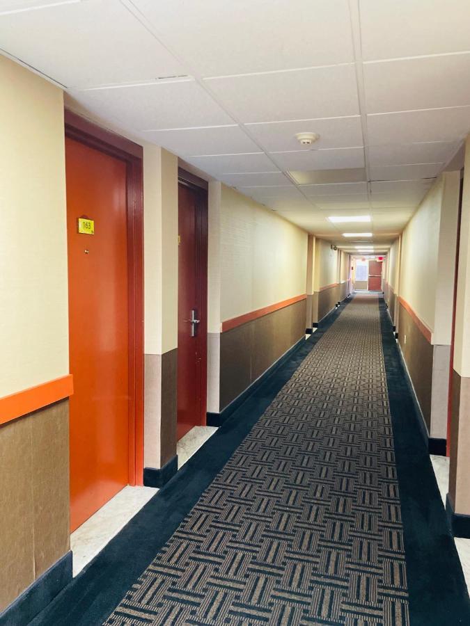 Super 8 By Wyndham Gloucester Gloucester City Eksteriør bilde