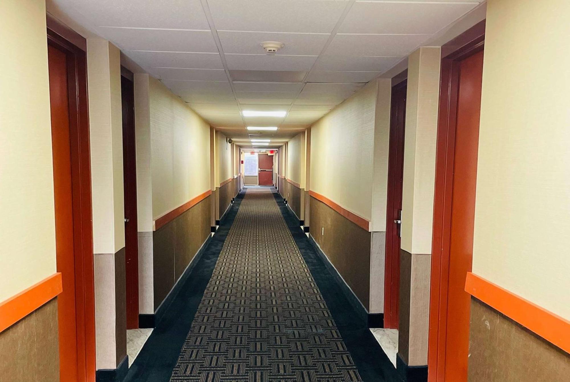 Super 8 By Wyndham Gloucester Gloucester City Eksteriør bilde