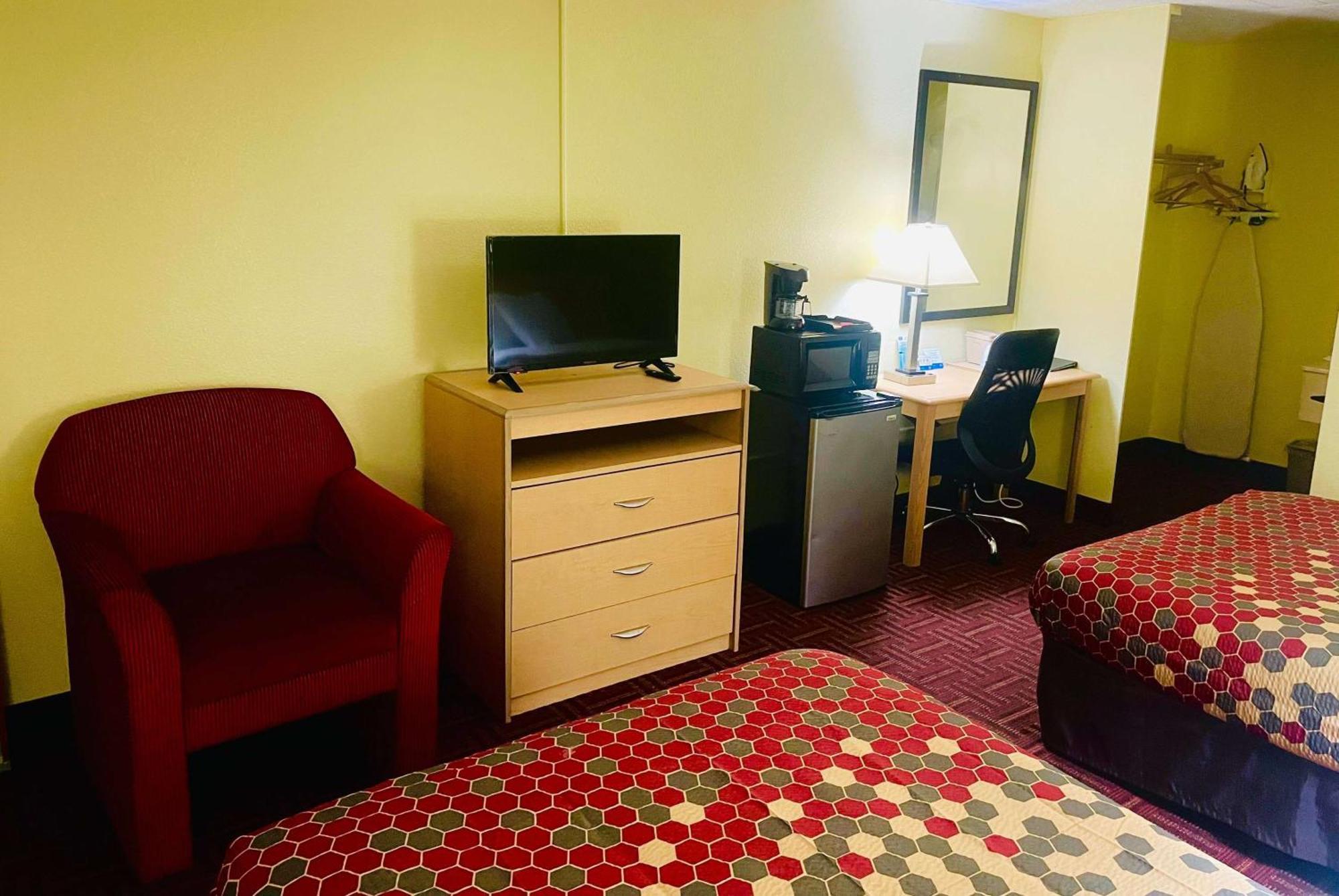 Super 8 By Wyndham Gloucester Gloucester City Eksteriør bilde