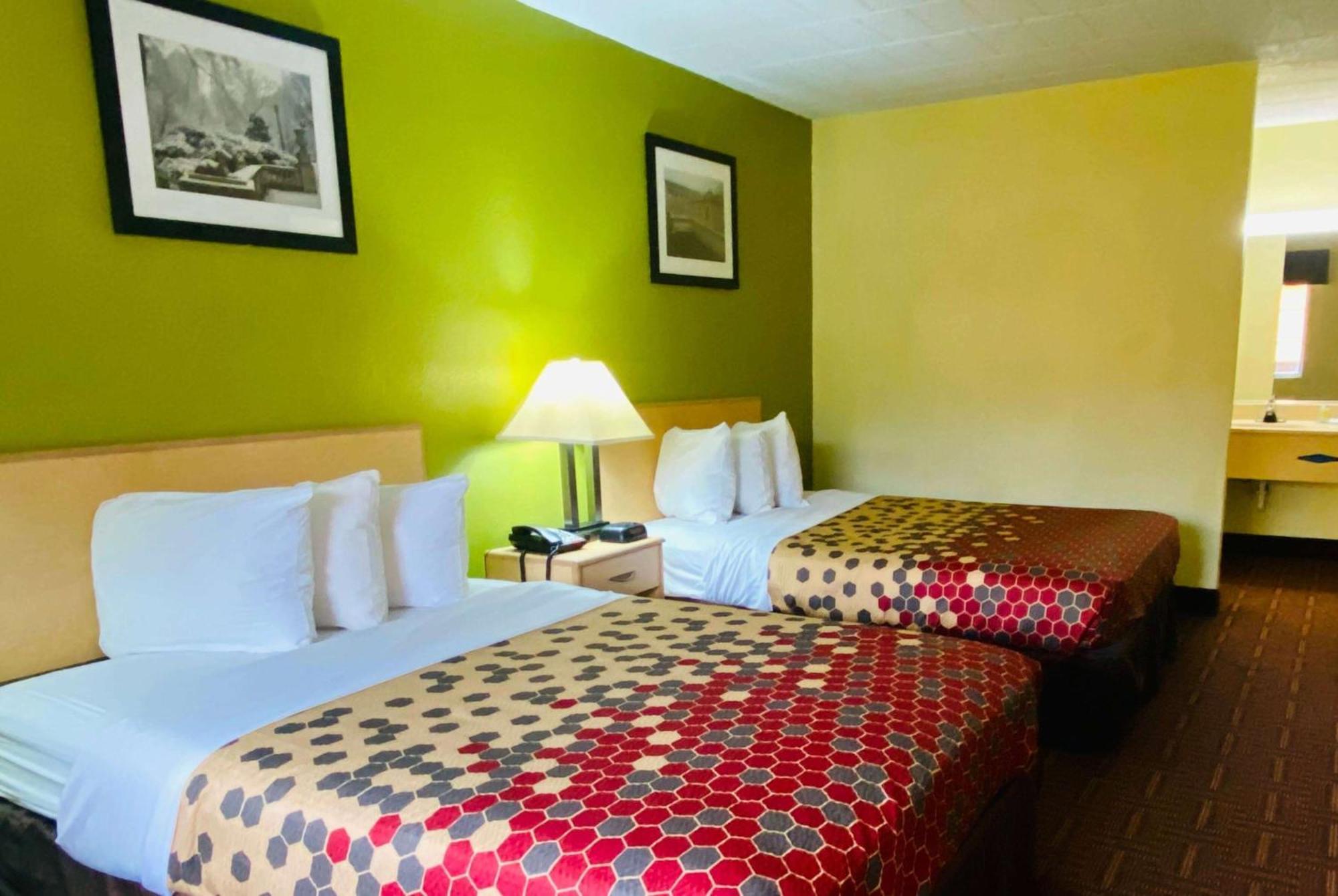 Super 8 By Wyndham Gloucester Gloucester City Eksteriør bilde