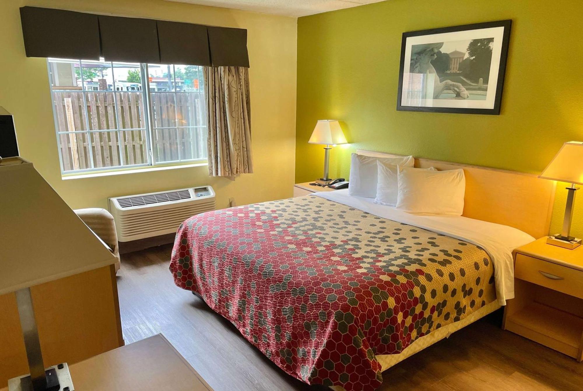 Super 8 By Wyndham Gloucester Gloucester City Eksteriør bilde