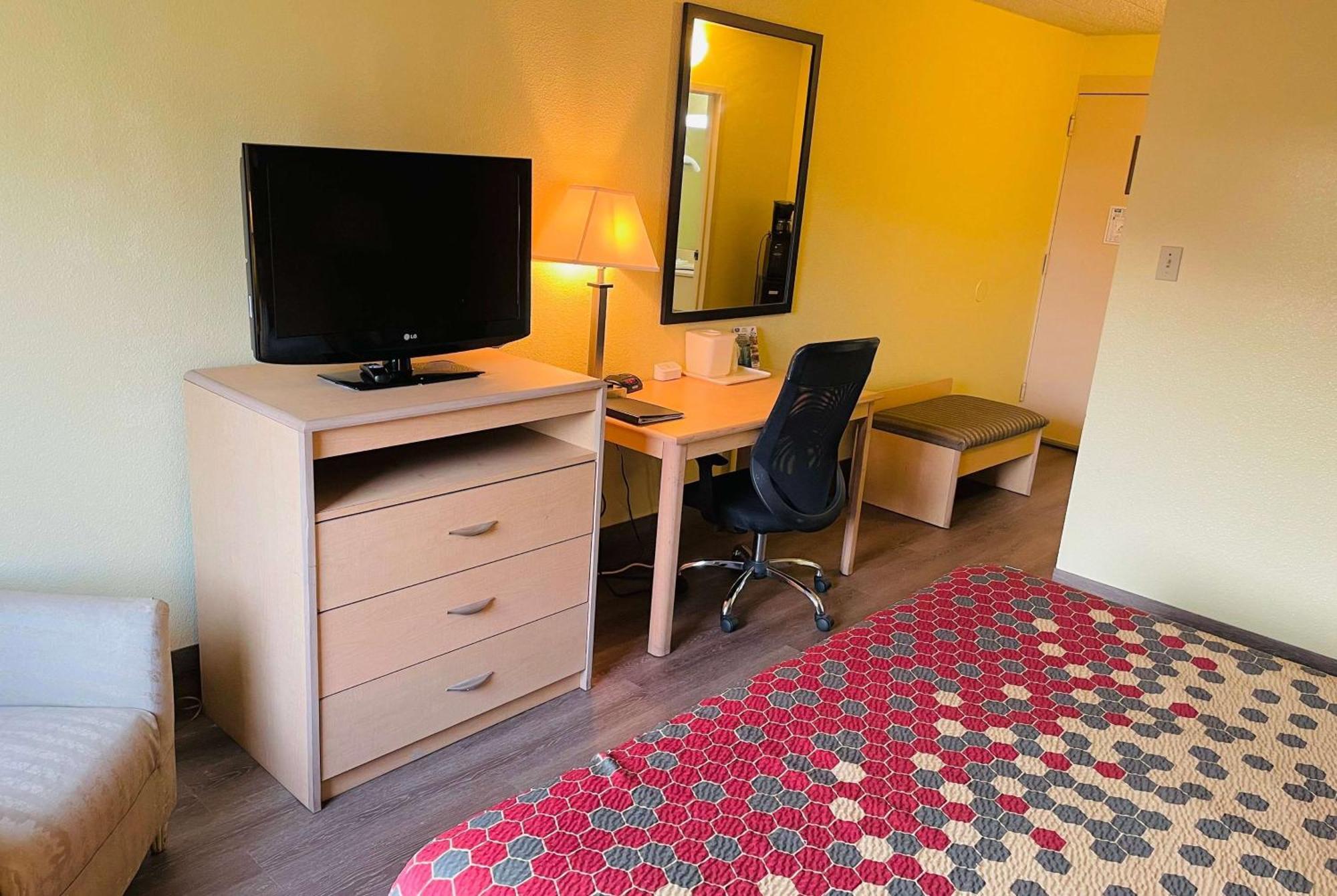 Super 8 By Wyndham Gloucester Gloucester City Eksteriør bilde