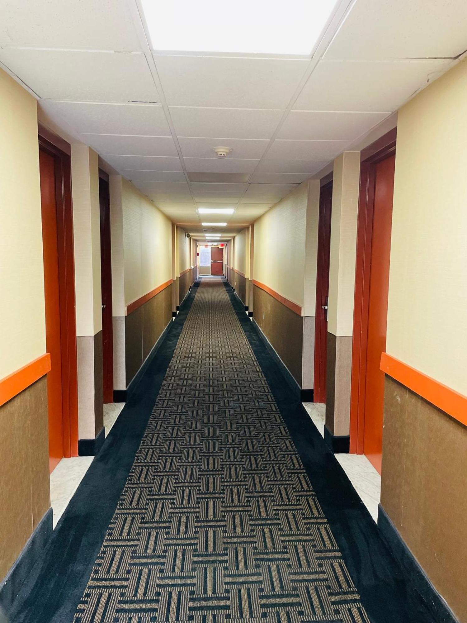 Super 8 By Wyndham Gloucester Gloucester City Eksteriør bilde