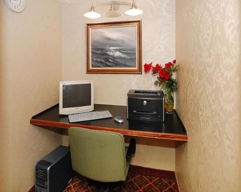 Super 8 By Wyndham Gloucester Gloucester City Eksteriør bilde