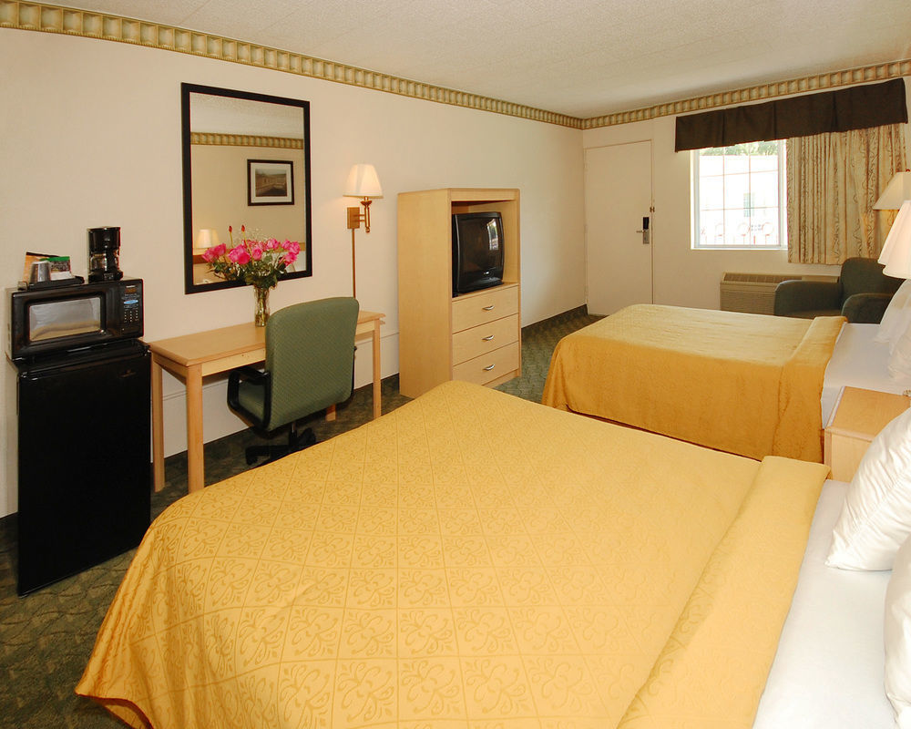 Super 8 By Wyndham Gloucester Gloucester City Eksteriør bilde