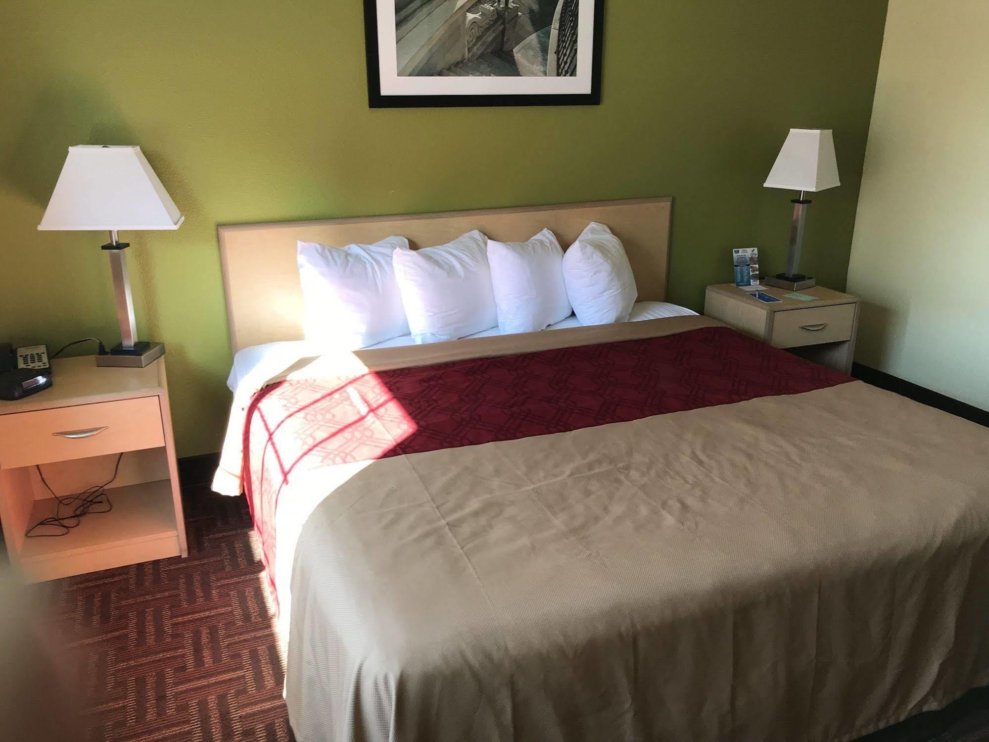 Super 8 By Wyndham Gloucester Gloucester City Eksteriør bilde