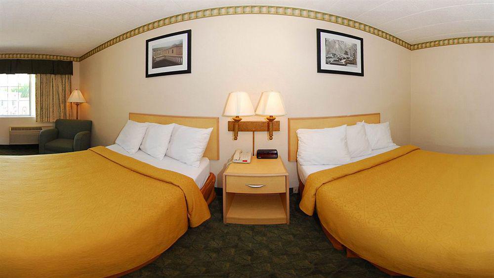Super 8 By Wyndham Gloucester Gloucester City Eksteriør bilde